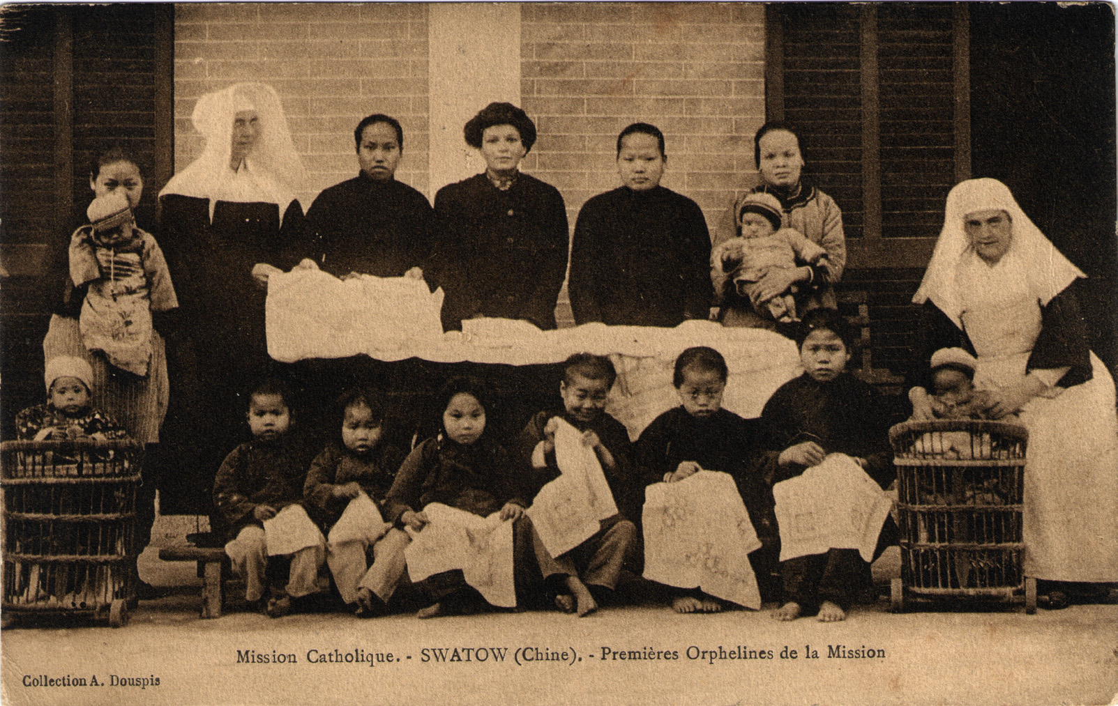 图：外国传教士、女教友、女婴与抽纱的老照片，陈传忠收藏.jpg